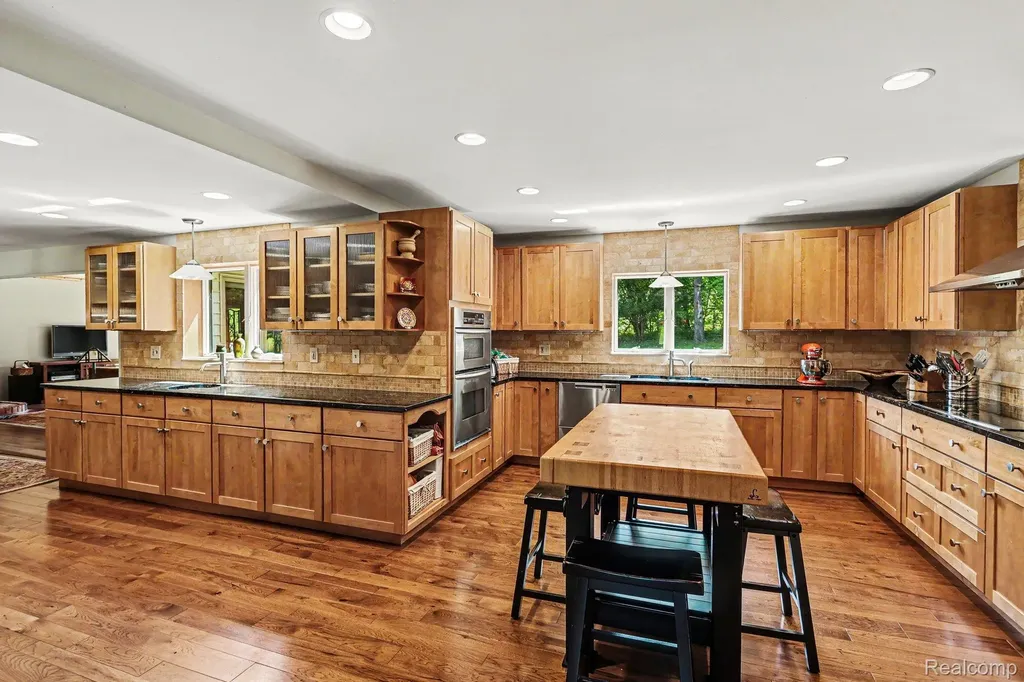 2080 Teggerdine Road White Lake Charter Township MI 48386