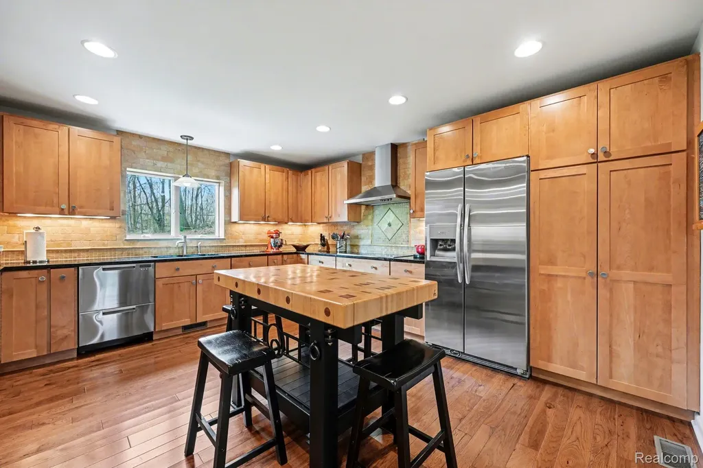 2080 Teggerdine Road White Lake Charter Township MI 48386