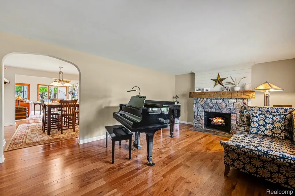 2080 Teggerdine Road White Lake Charter Township MI 48386