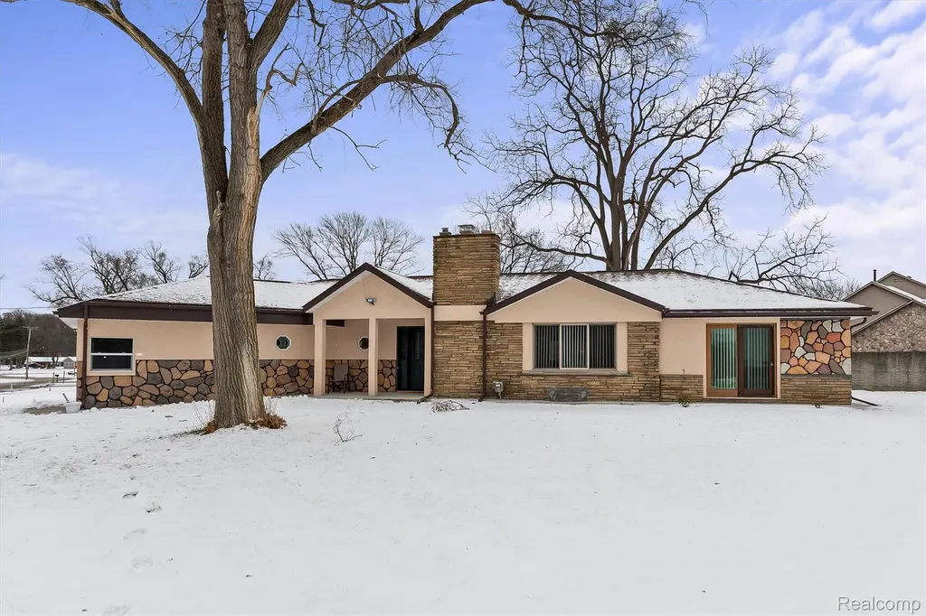 15500 Millar Road Clinton Charter Township MI 48036
