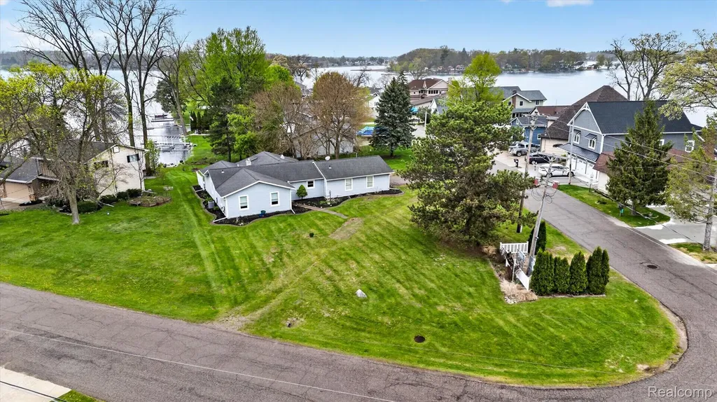 2264 Crane Road Fenton Charter Township MI 48430