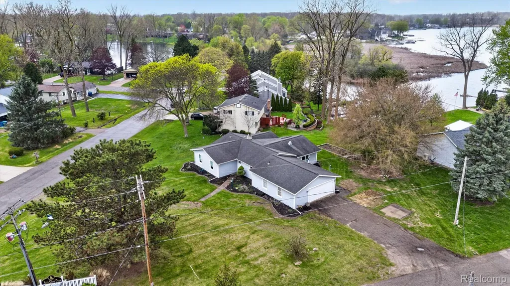 2264 Crane Road Fenton Charter Township MI 48430