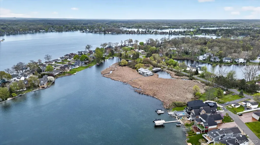2264 Crane Road Fenton Charter Township MI 48430