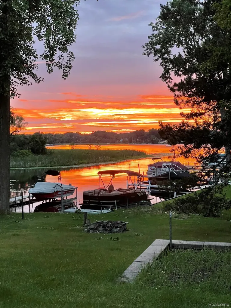 2264 Crane Road Fenton Charter Township MI 48430