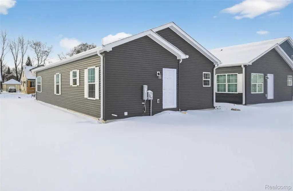 7543 Packard Avenue Warren City MI 48091