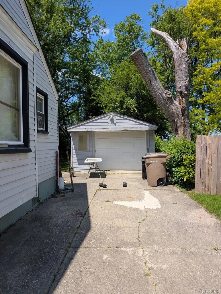 309 Michigan Avenue Pontiac City MI 48342