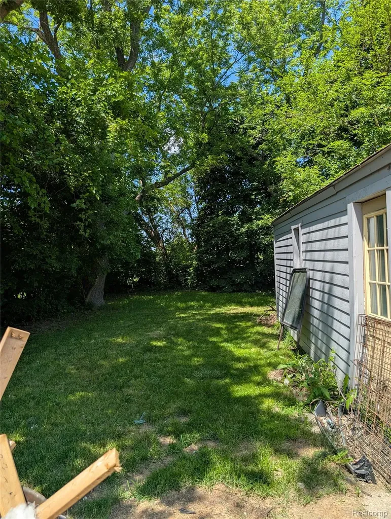 309 Michigan Avenue Pontiac City MI 48342