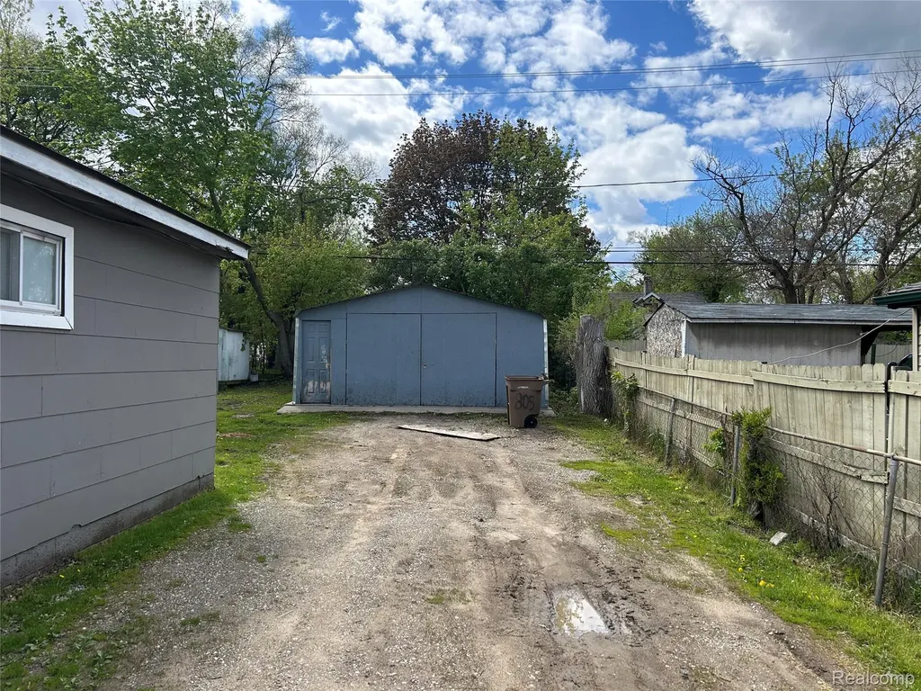 805 Kettering Avenue Pontiac City MI 48340