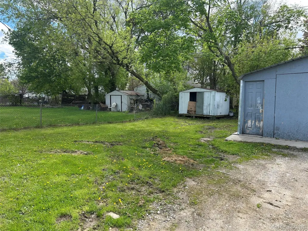 805 Kettering Avenue Pontiac City MI 48340
