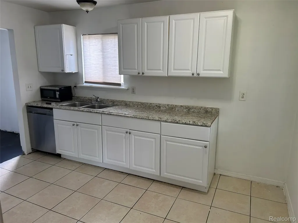805 Kettering Avenue Pontiac City MI 48340