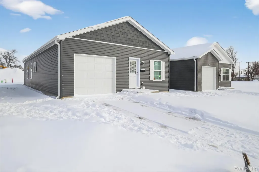 7559 Packard Avenue Warren City MI 48091