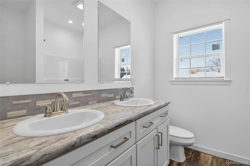 7559 Packard Avenue Warren City MI 48091