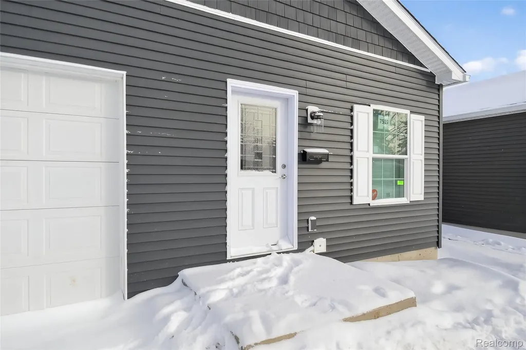 7559 Packard Avenue Warren City MI 48091