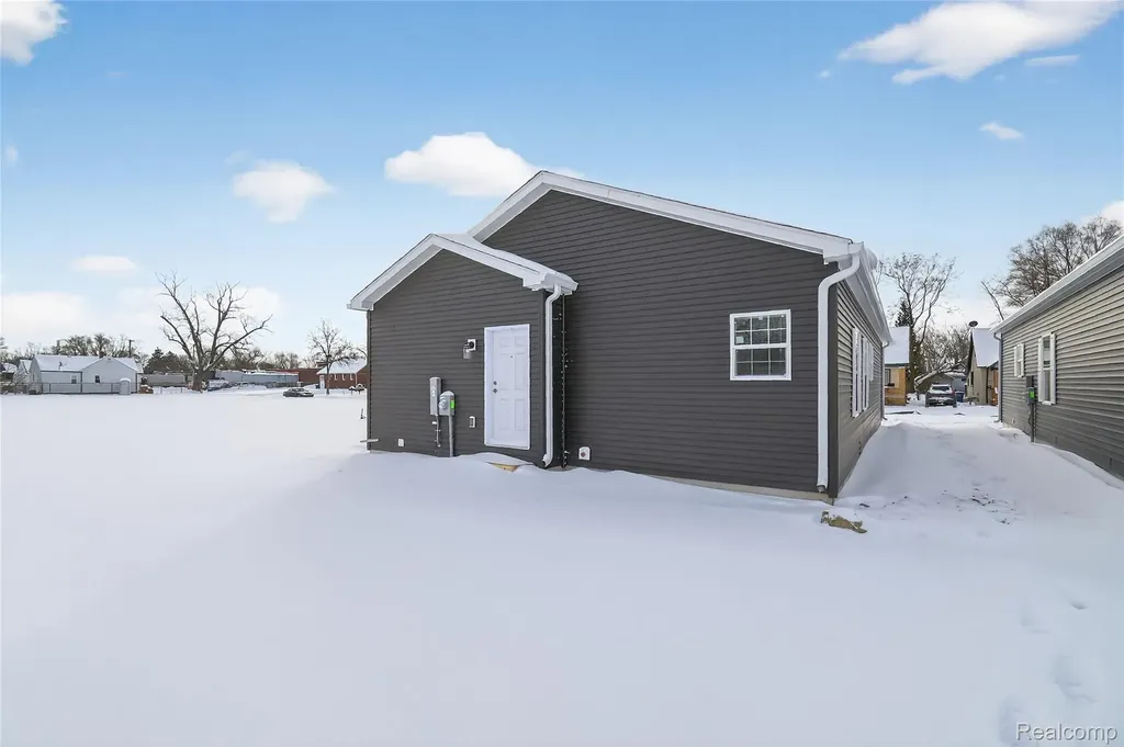 7551 Packard Avenue Warren City MI 48091