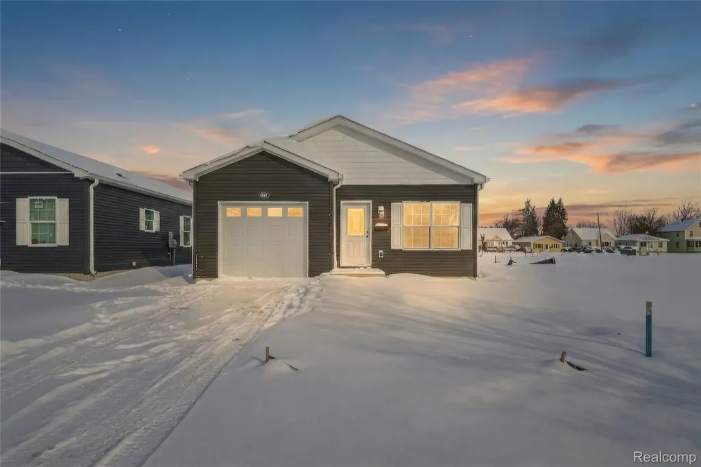 7551 Packard Avenue Warren City MI 48091