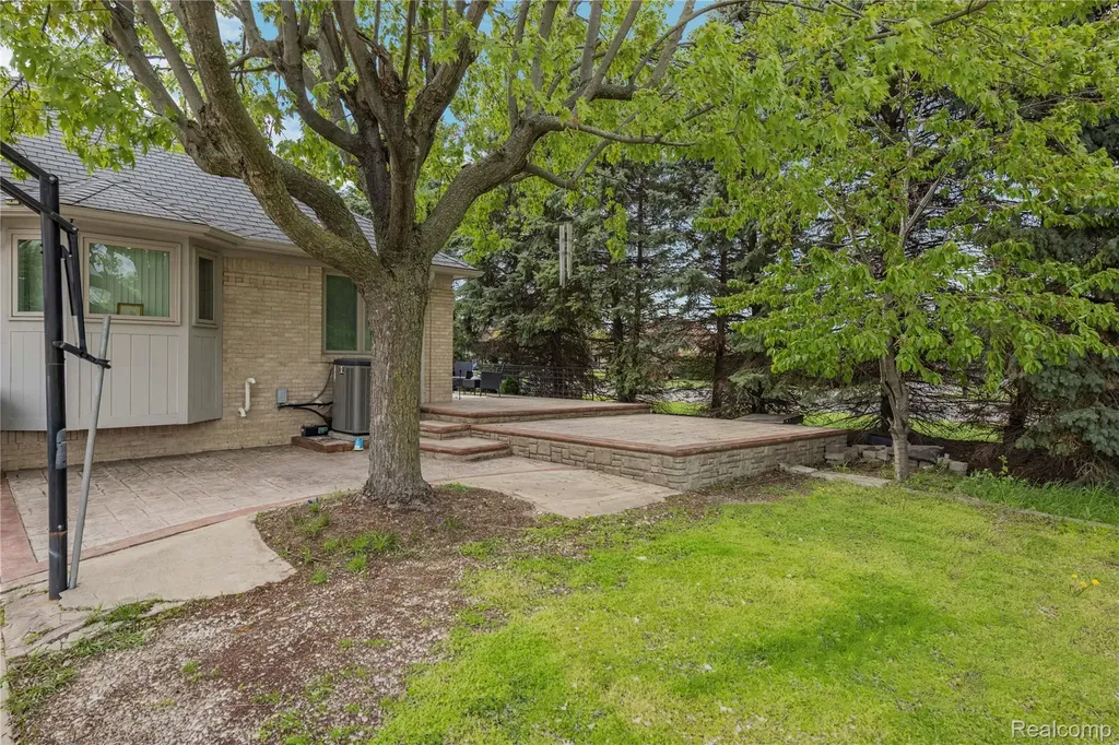 13267 Pearl Drive Shelby Charter Township MI 48315