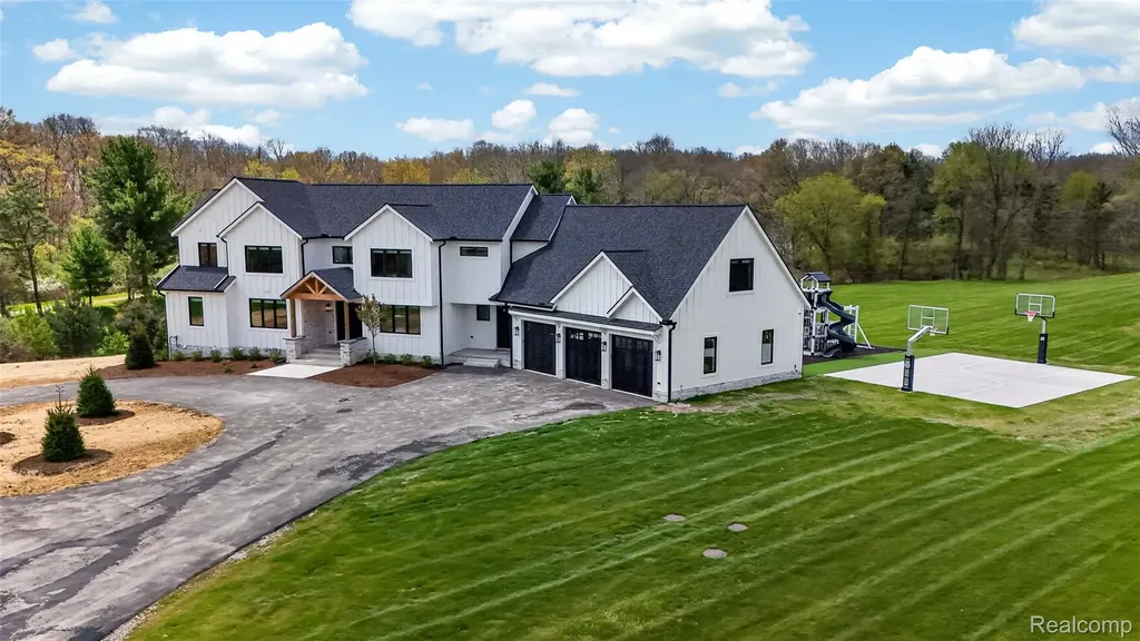 3664 Childs Lake Road Milford Charter Township MI 48381