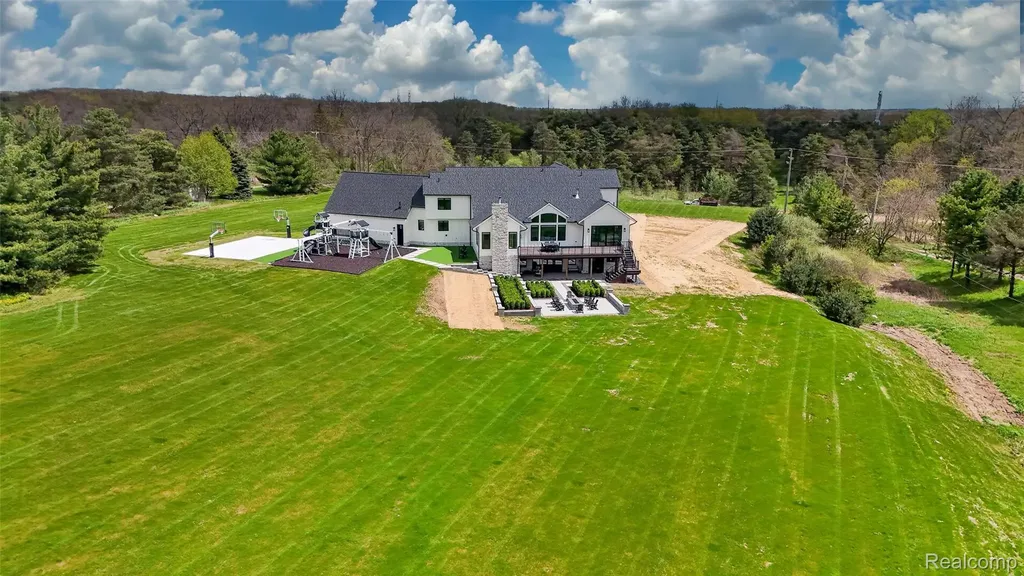 3664 Childs Lake Road Milford Charter Township MI 48381