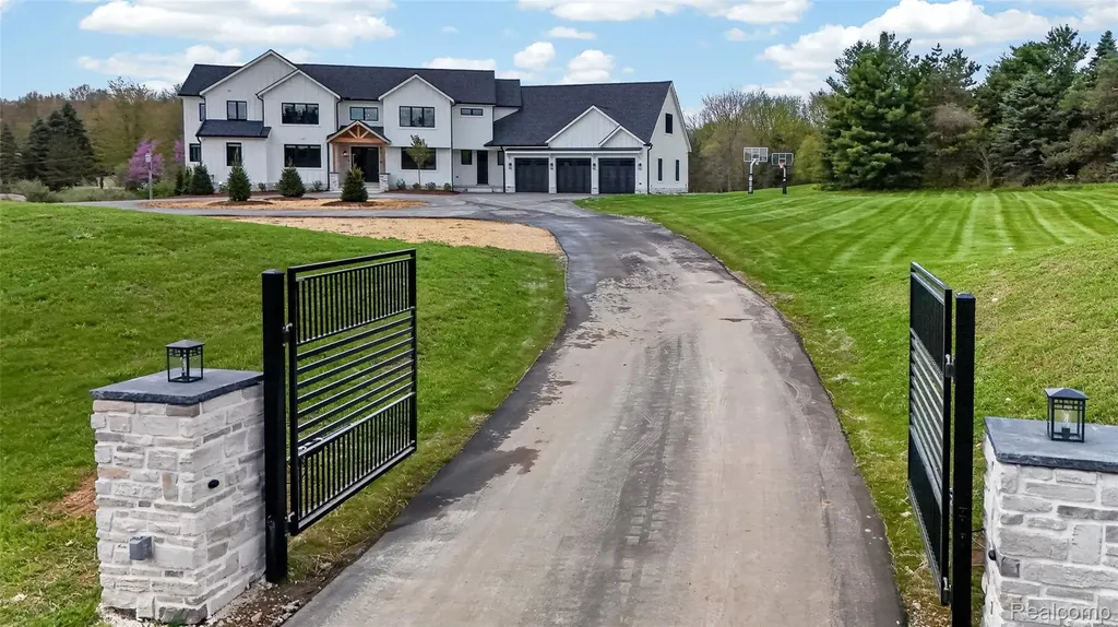 3664 Childs Lake Road Milford Charter Township MI 48381