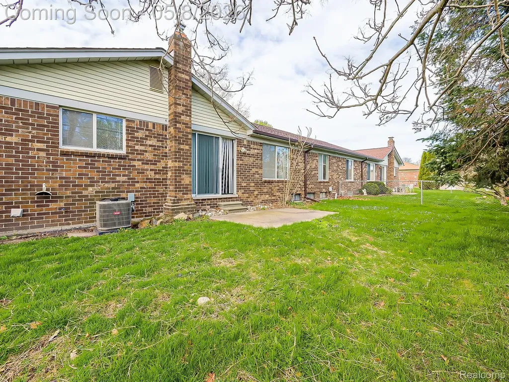 22727 Shoreview Court St. Clair Shores City MI 48082
