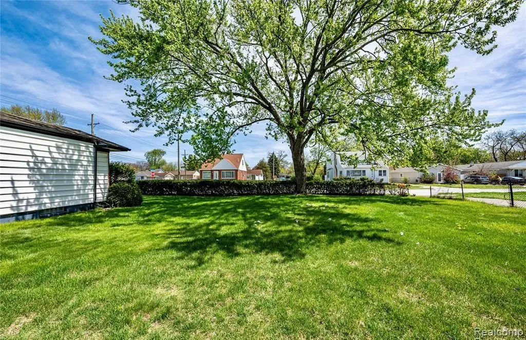 26143 Groveland Street Madison Heights City MI 48071