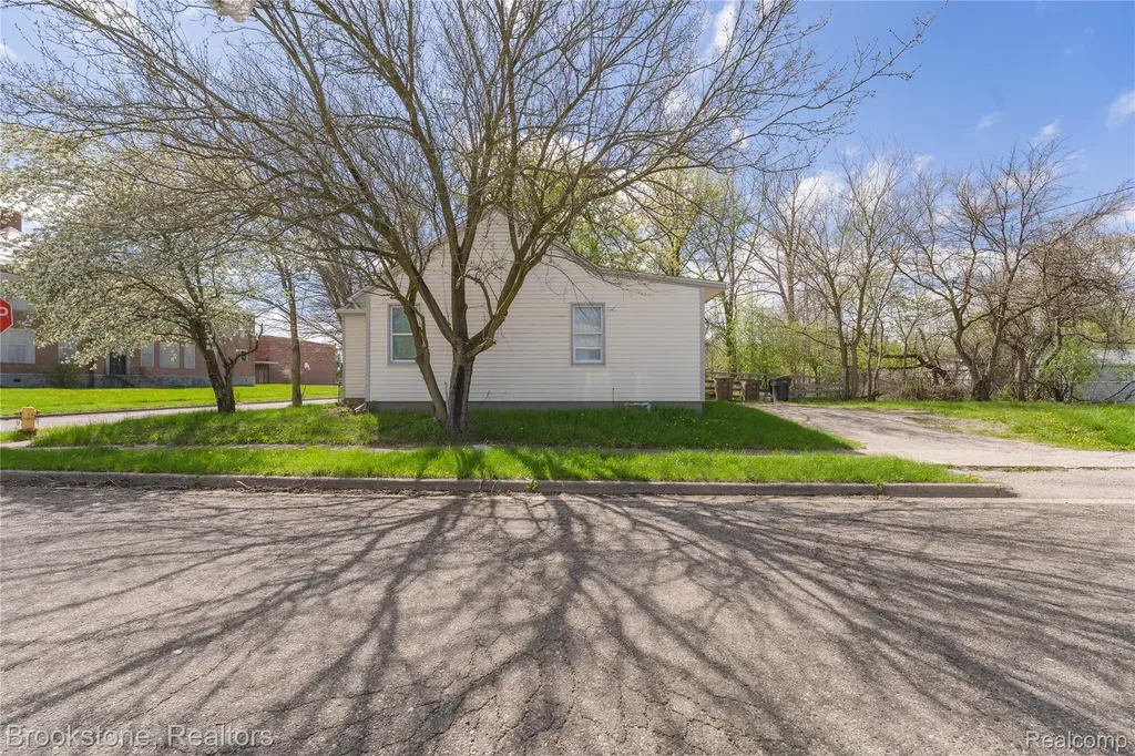 524 Luther Avenue Pontiac City MI 48341