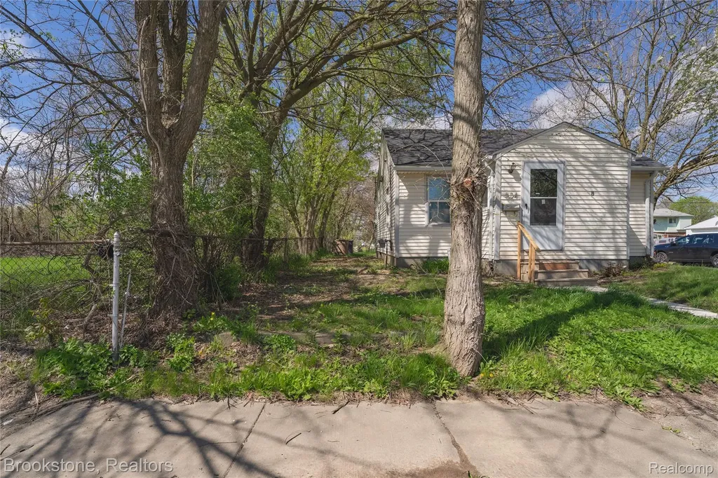 524 Luther Avenue Pontiac City MI 48341