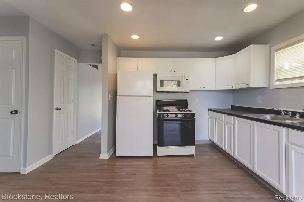 524 Luther Avenue Pontiac City MI 48341