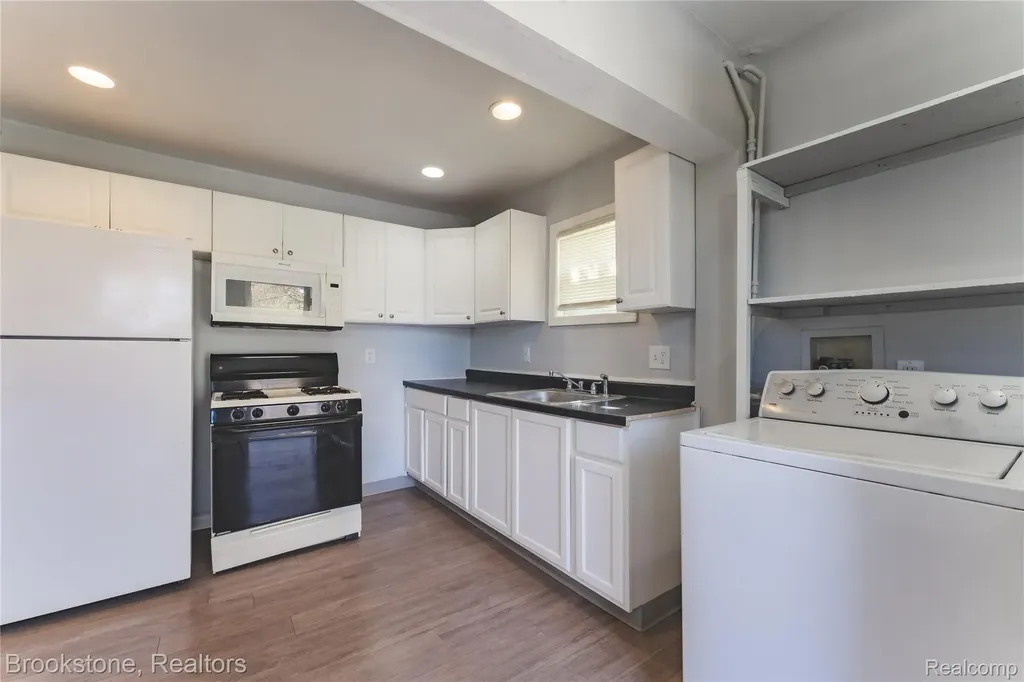 524 Luther Avenue Pontiac City MI 48341