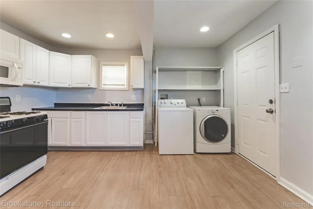 524 Luther Avenue Pontiac City MI 48341