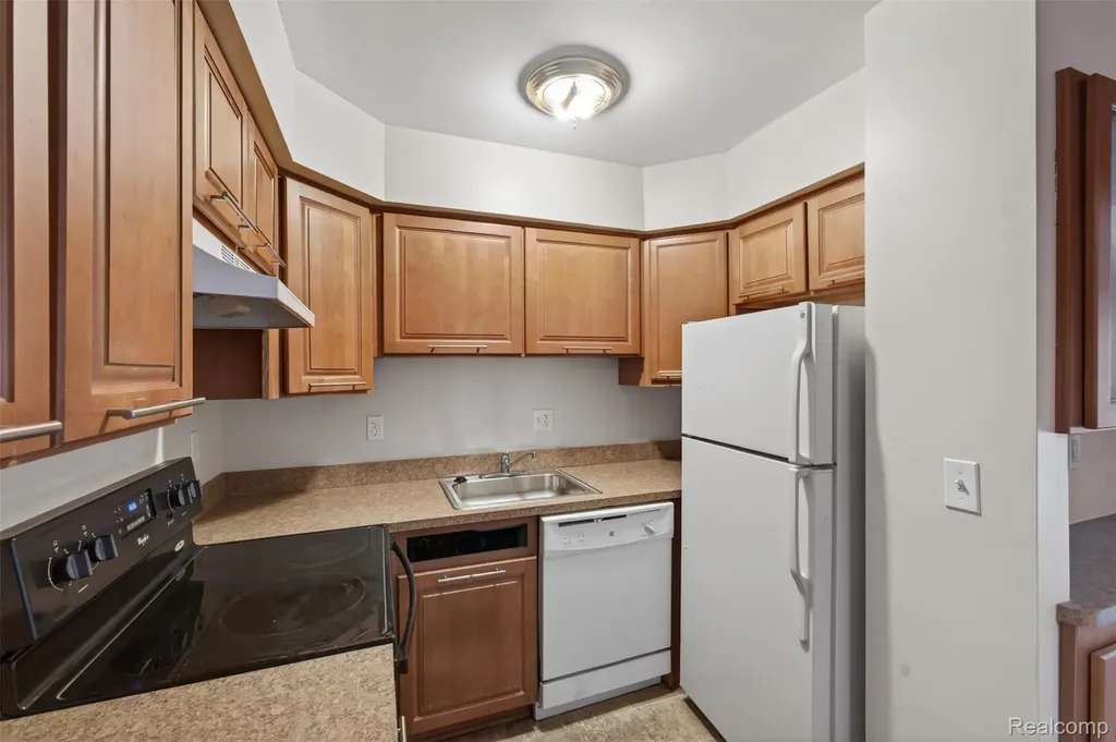 29200 Gloede Drive Warren City MI 48088