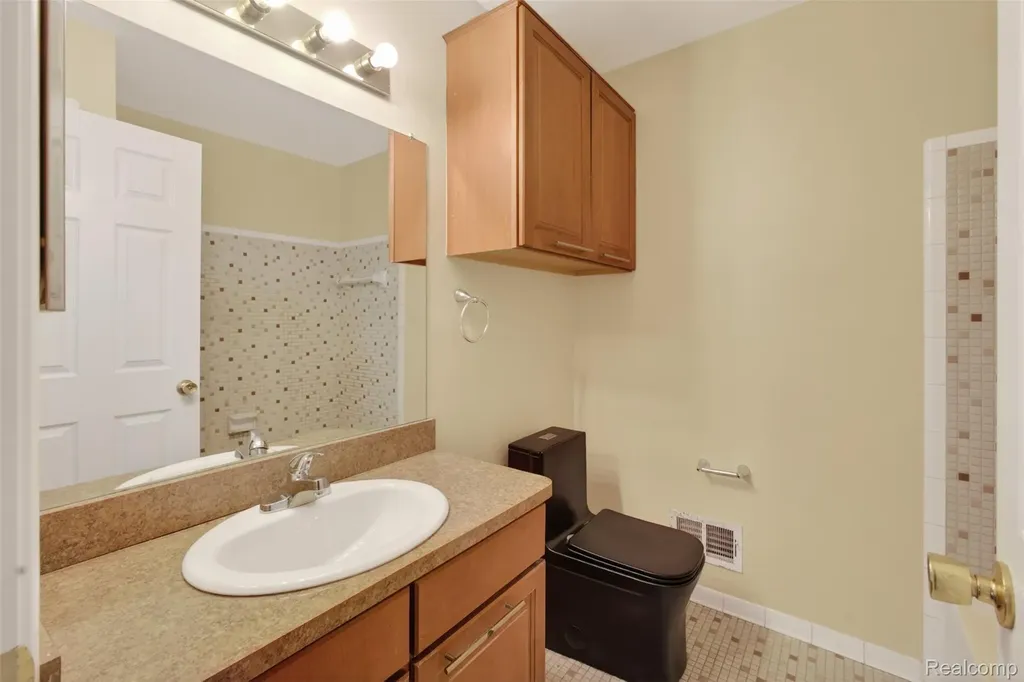 29200 Gloede Drive Warren City MI 48088