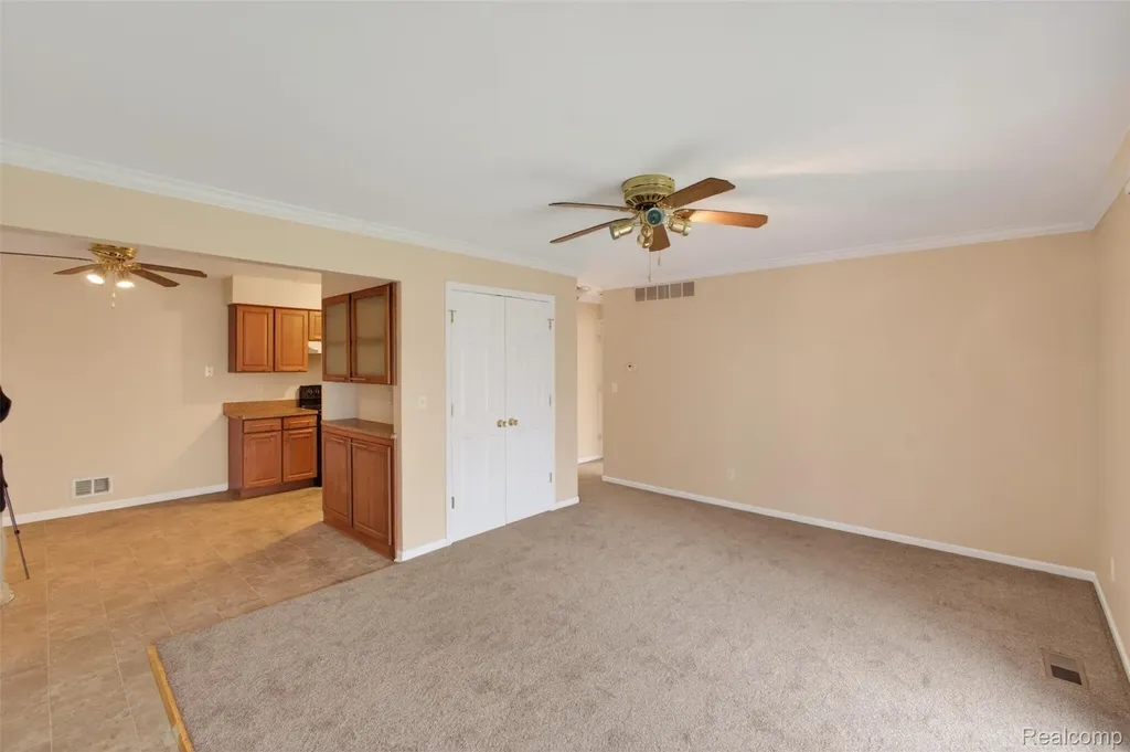 29200 Gloede Drive Warren City MI 48088