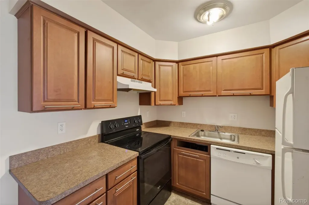 29200 Gloede Drive Warren City MI 48088