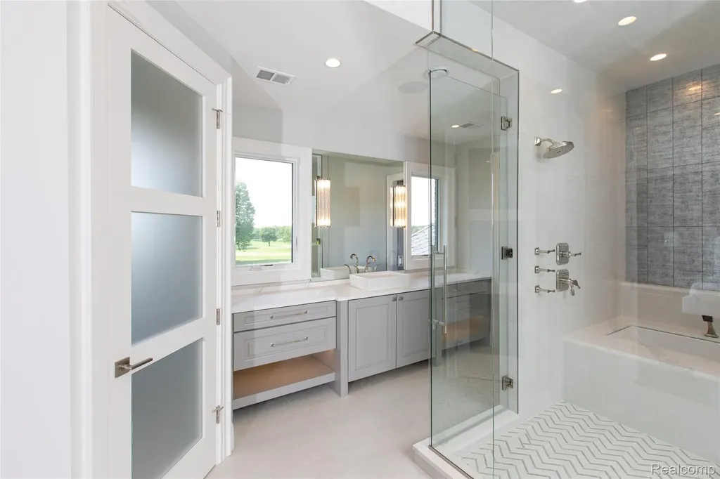 556 Barrington Court Bloomfield Charter Township MI 48304