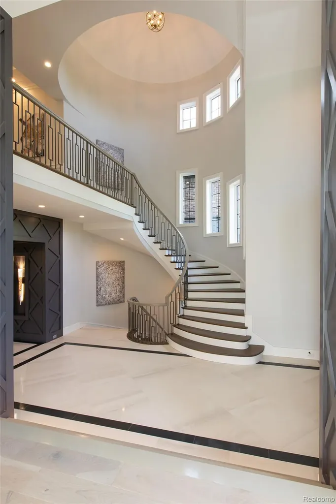 556 Barrington Court Bloomfield Charter Township MI 48304