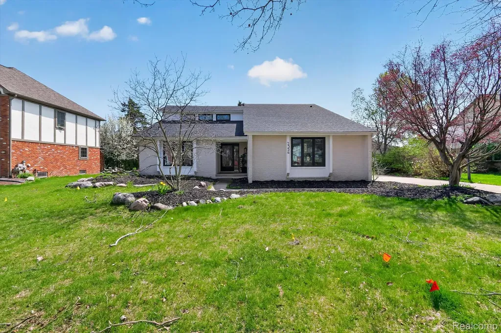 2354 Erickson Drive Troy City MI 48085