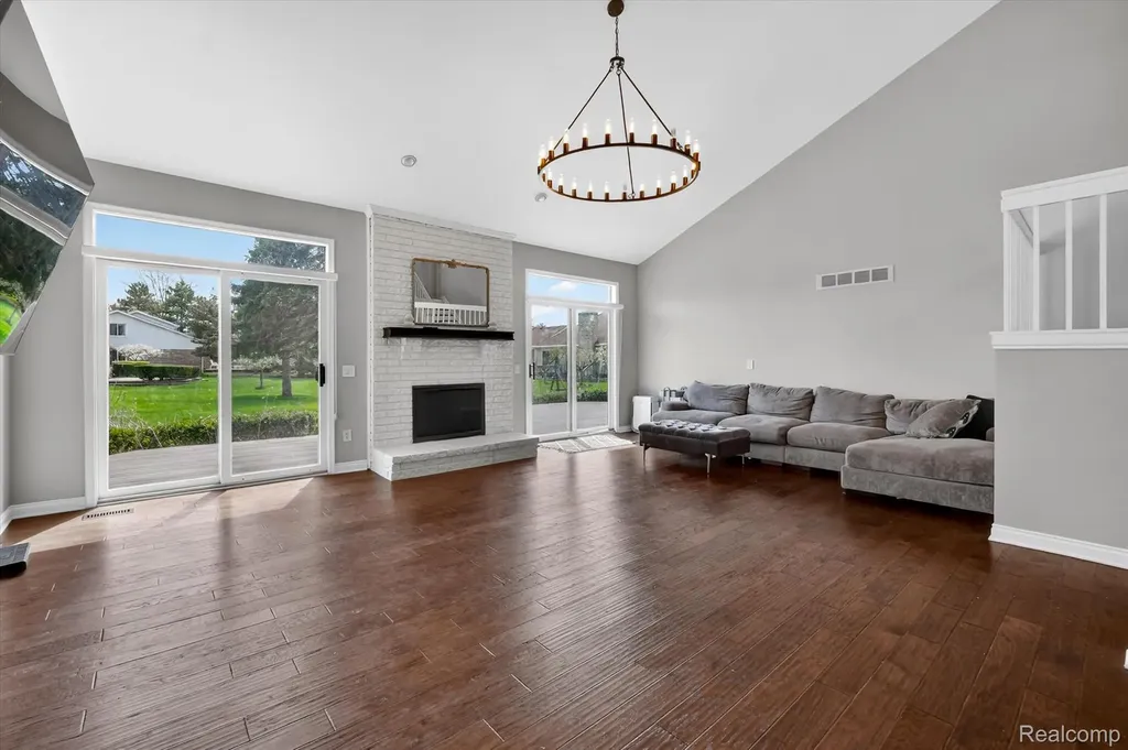 2354 Erickson Drive Troy City MI 48085