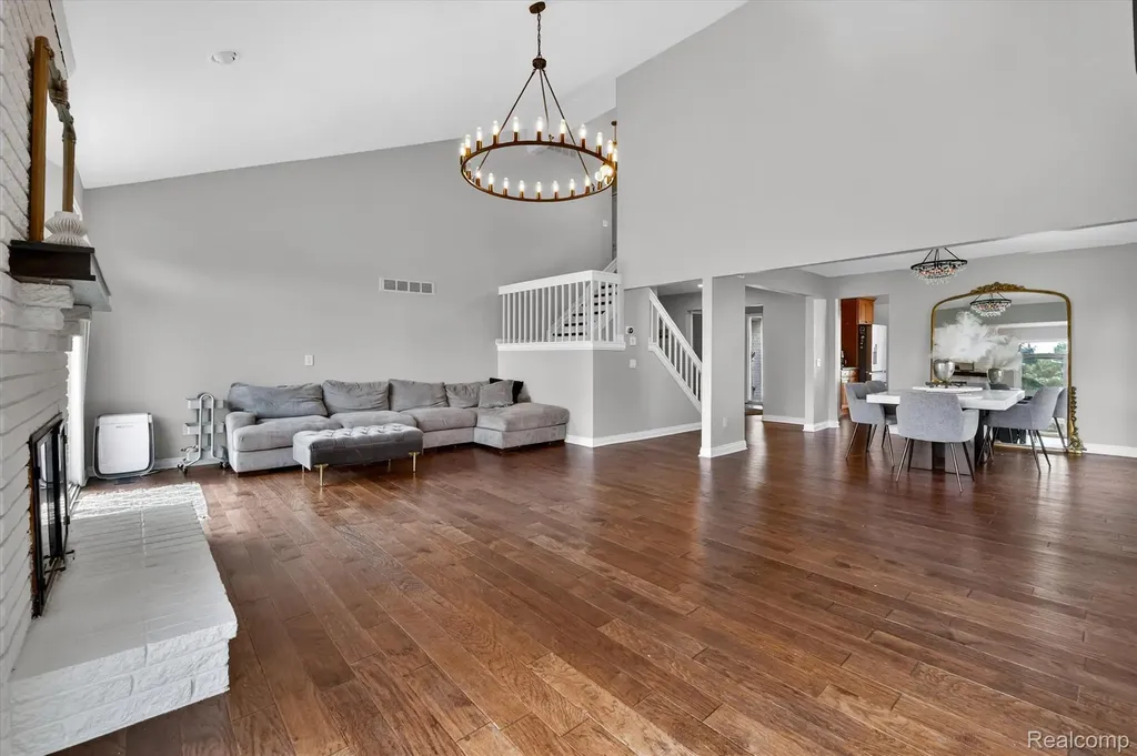 2354 Erickson Drive Troy City MI 48085
