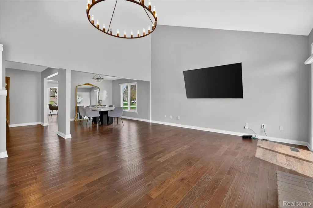 2354 Erickson Drive Troy City MI 48085