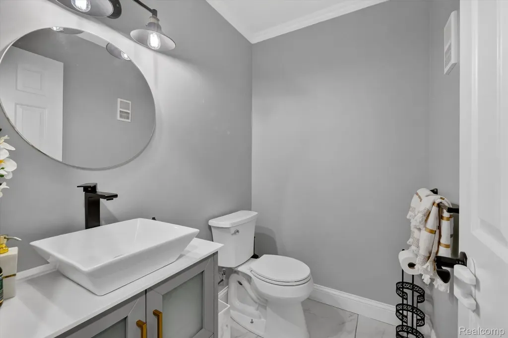 2354 Erickson Drive Troy City MI 48085