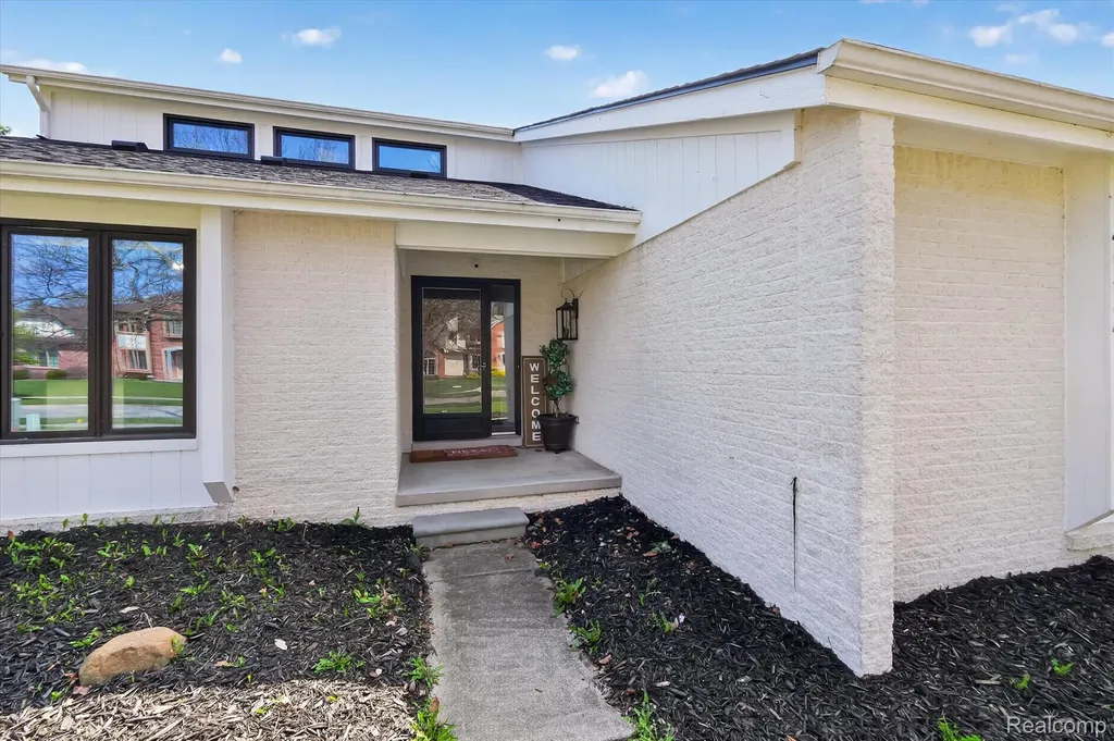 2354 Erickson Drive Troy City MI 48085