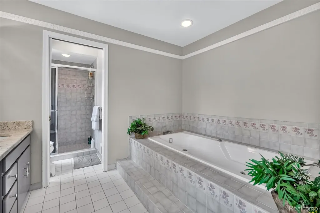 2354 Erickson Drive Troy City MI 48085