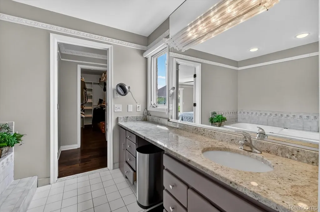2354 Erickson Drive Troy City MI 48085