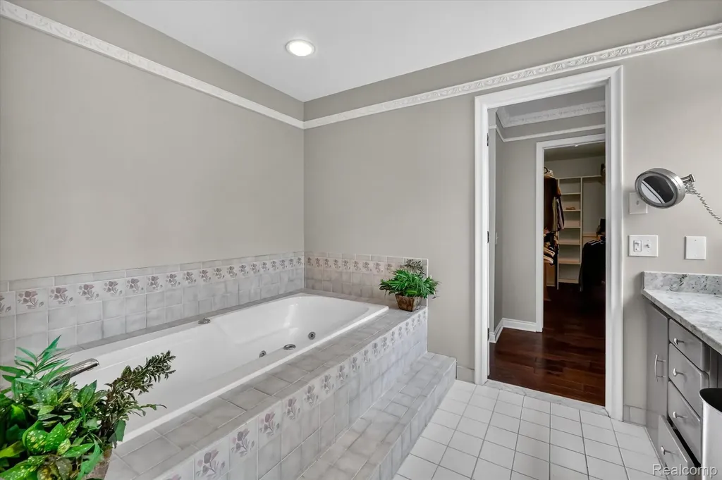 2354 Erickson Drive Troy City MI 48085