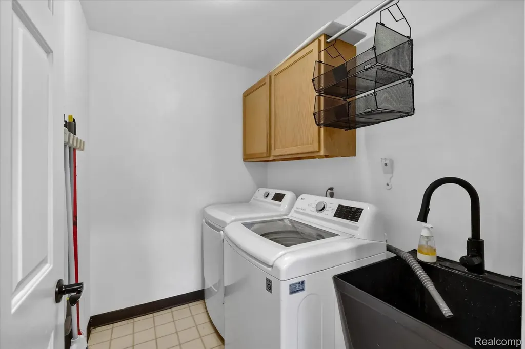 2354 Erickson Drive Troy City MI 48085
