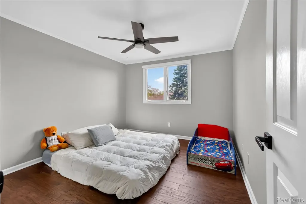 2354 Erickson Drive Troy City MI 48085