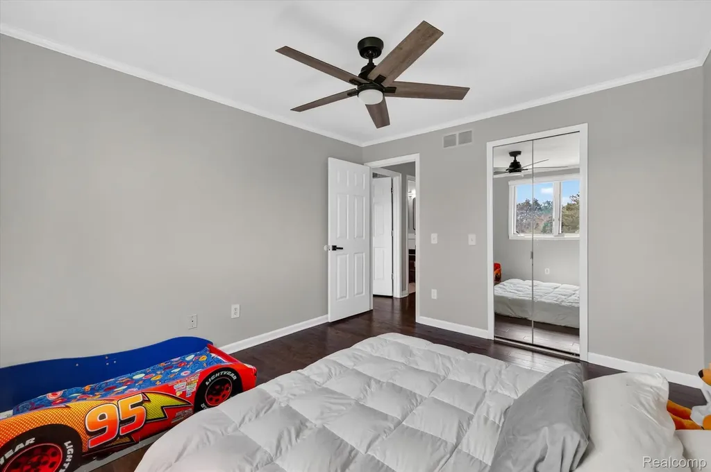 2354 Erickson Drive Troy City MI 48085