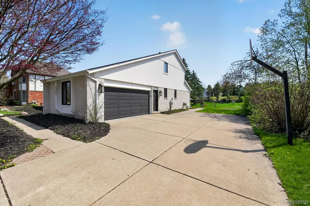 2354 Erickson Drive Troy City MI 48085