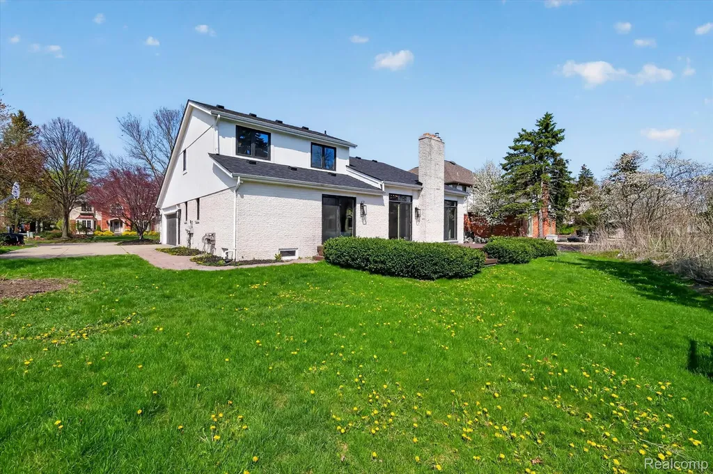 2354 Erickson Drive Troy City MI 48085